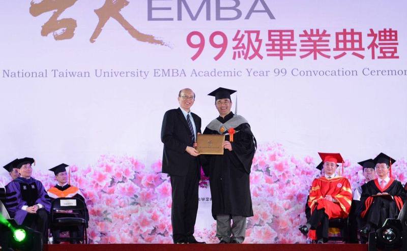 2013 年臺大－復旦 EMBA 境外專班首屆畢業